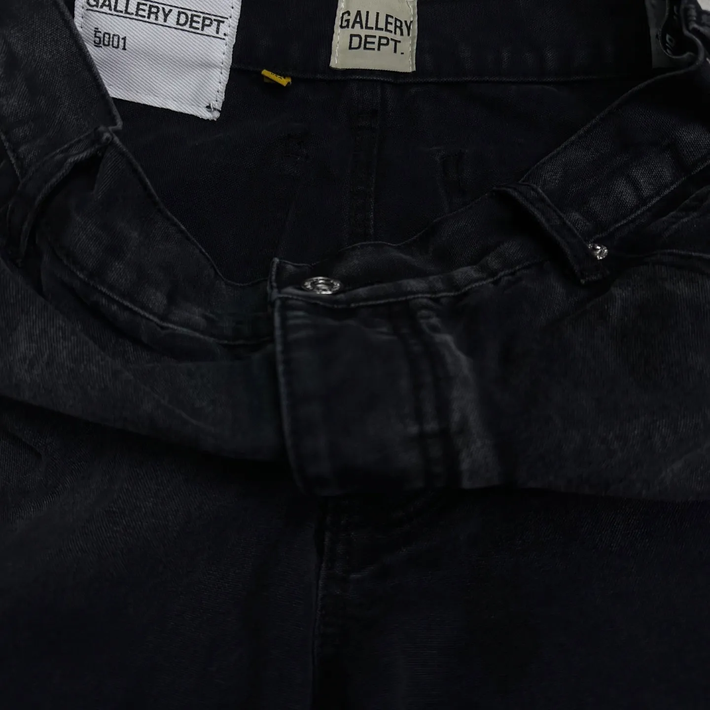 P250 GALLERY DEPT. & Croixin co-branded 2025 new splash-ink hand-painted splicing multi-pocket couple style loose washed micro-flared jeans 🔥High version🔥High version🔥 Top ceiling quality Styles with different washed textures are very friendly to people with thin legs and thick legs. The micro-flared version is very flattering. Moderate length that never goes out of style, easy to match with casually, basic styling for various styles, a must-have in the wardrobe! The fabric is stiff but also makes the upper body soft without losing texture. The washing process is even more perfect. It is a must-have item for everyone! ! ! Washed wheat, hang tag, pants label, three complete labels, color: black, size: 28, 30, 32, 34, 36 (five sizes)
